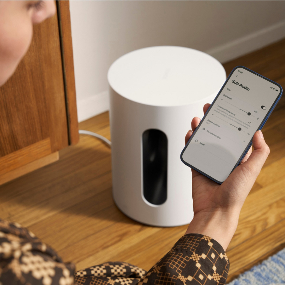 En person justerar ljudinställningar via mobilapp för Sonos Sub Mini.