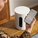 Sonos Ray & Sub Mini 2.1 soundbarpaket, vit En person justerar ljudinställningar via mobilapp för Sonos Sub Mini.