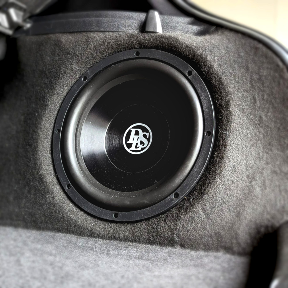 En subwoofer monterad i en bils bagageutrymme.