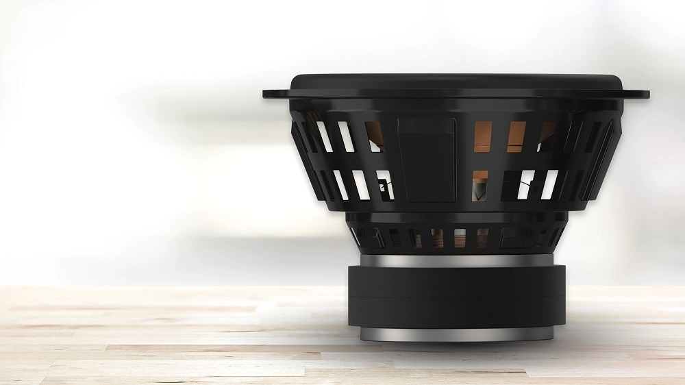 En svart subwoofer med galler och metallbas.