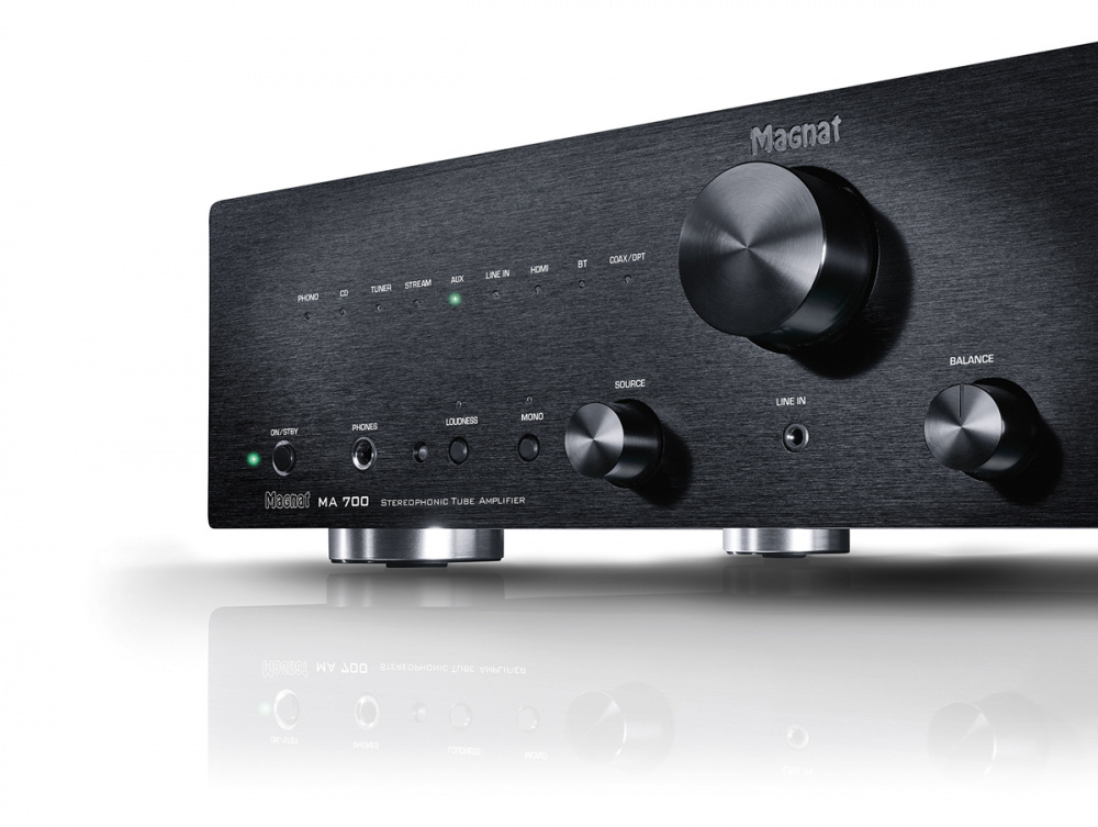 En svart stereoförstärkare med kontroller och anslutningar.