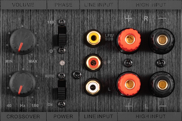 Anslutningspanel för högtalare med volym, fas, crossover och ingångar.