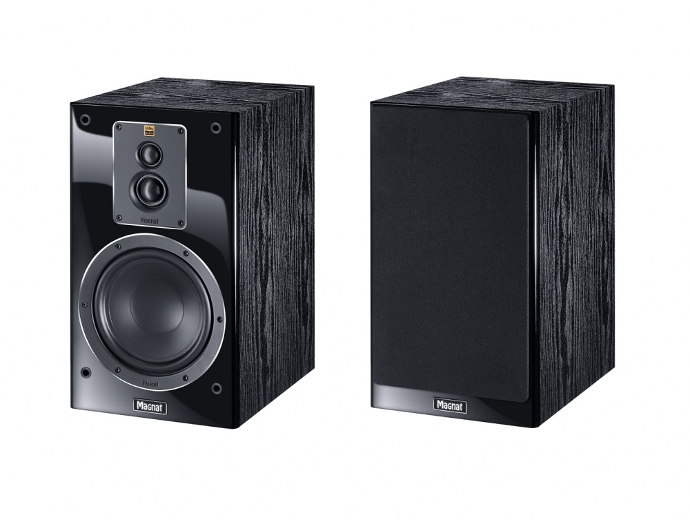 Svart högtalarpaket med två högtalare och subwoofer. Modern design.