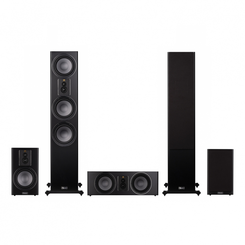 Ett högtalarpaket i mattsvart med flera högtalartyper för hemmabio.