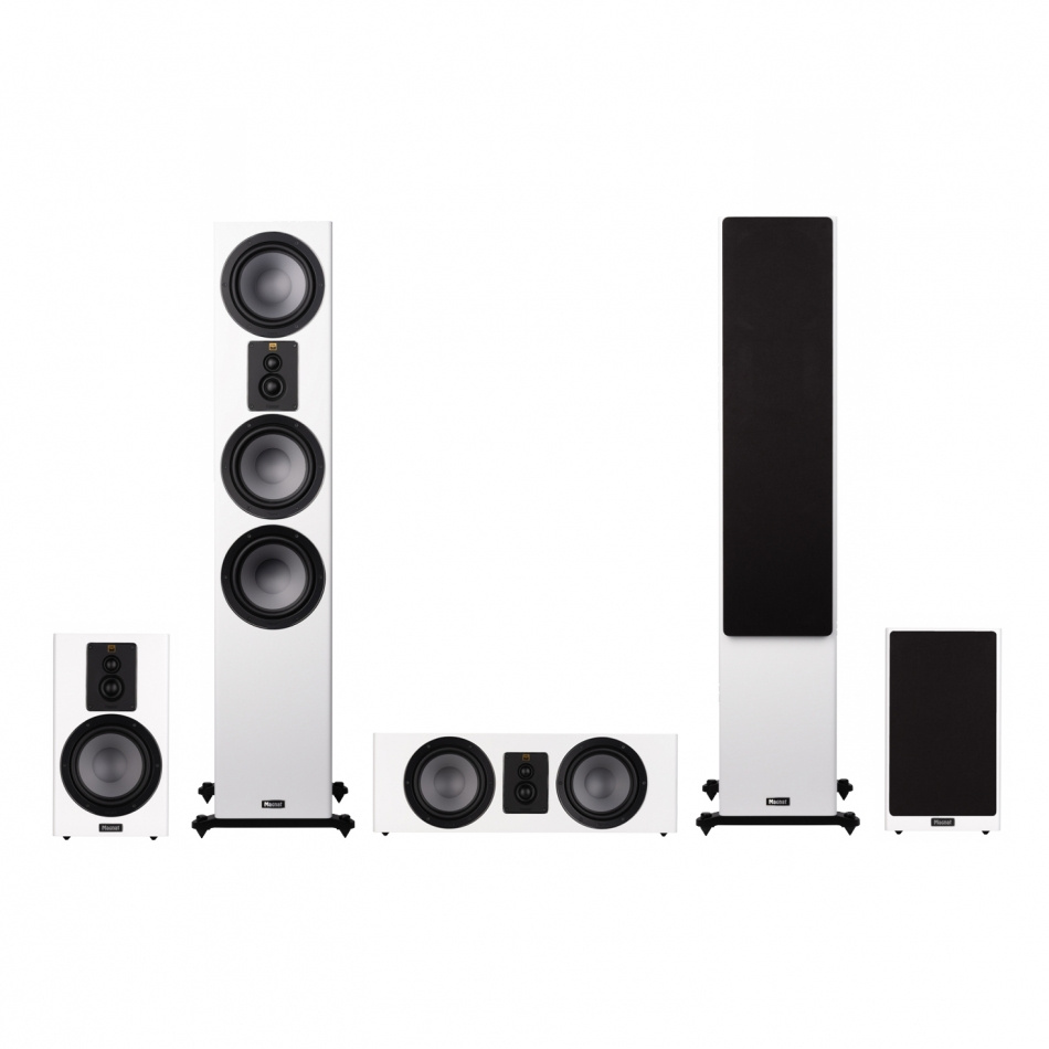 Högtalarpaket i matt vitt, fyra högtalare och en subwoofer.