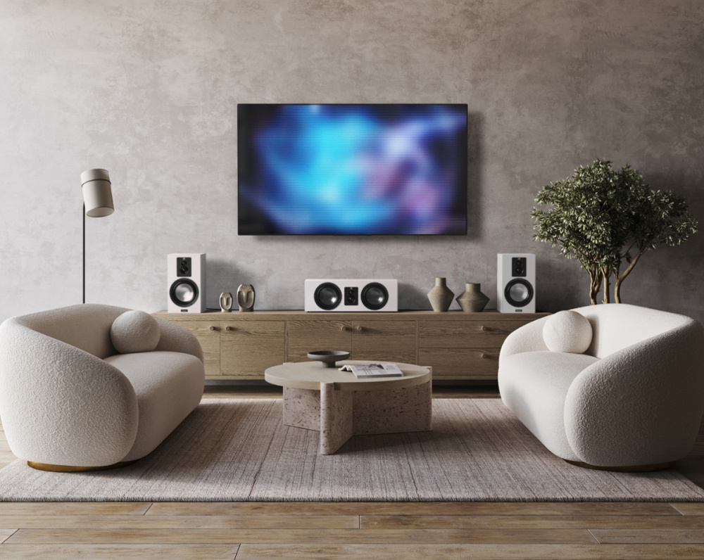 Ett modernt vardagsrum med vita högtalare, soffor och en stor TV.