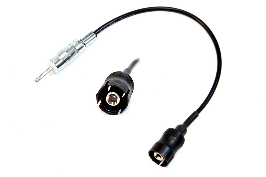 Installationadapter med anslutningar för ljudsystem i Saab 9-3 NG.