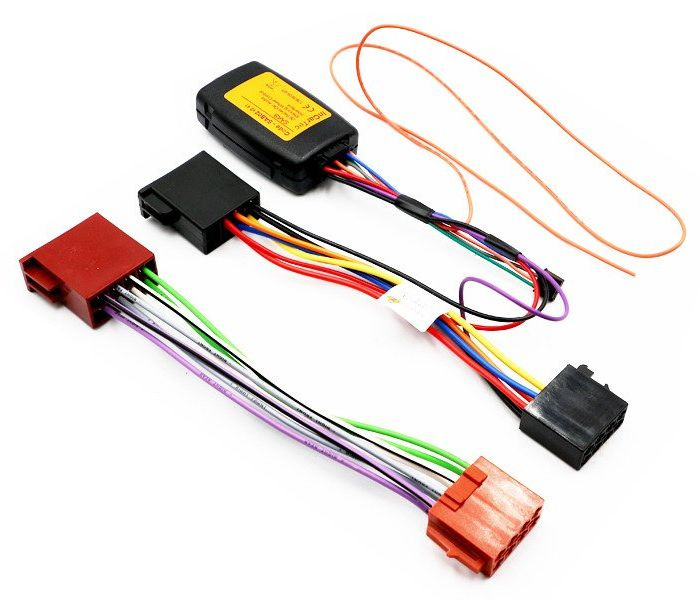 Installationskit för 1/2-DIN-radio till Saab 9-5, inkluderar kablar och adapter.