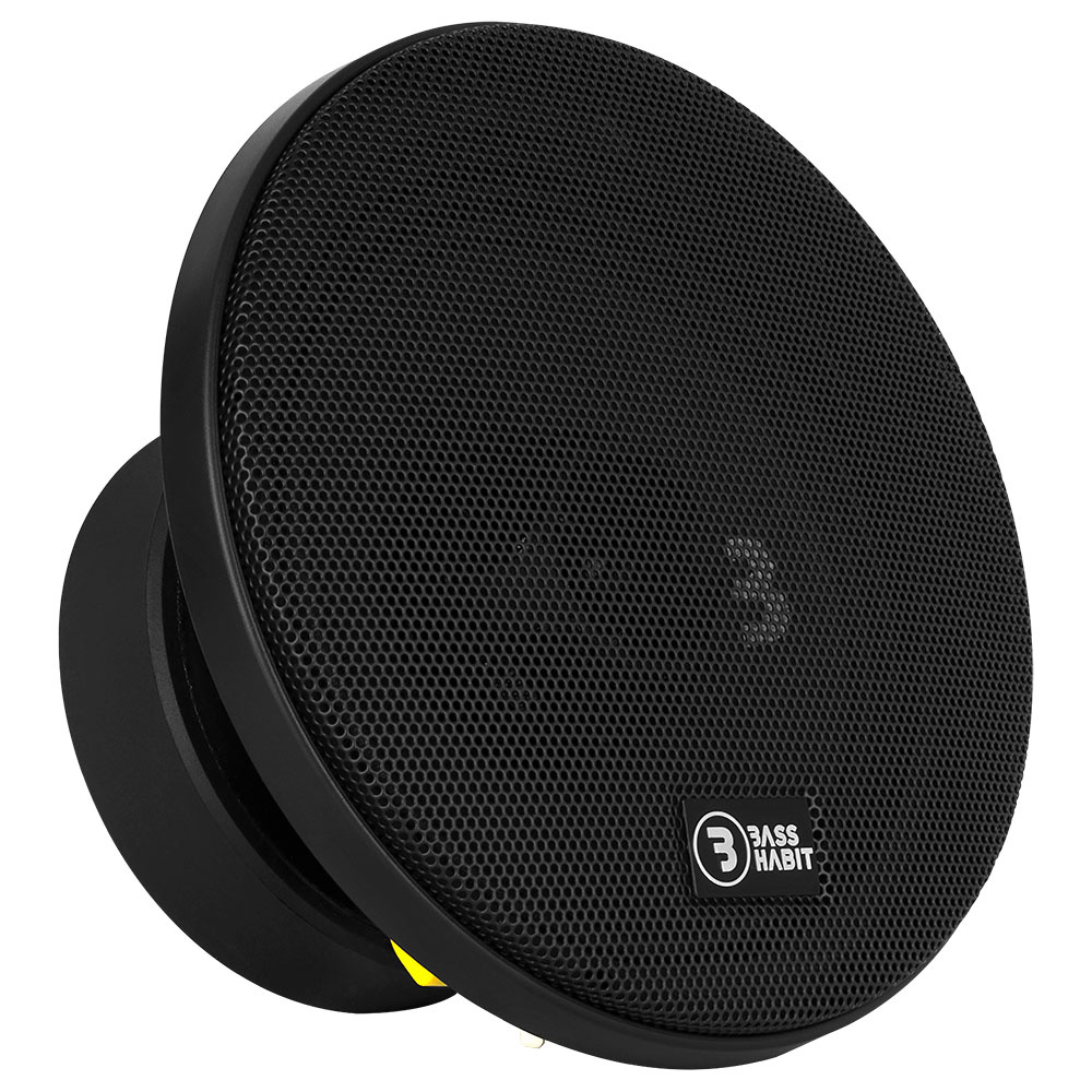 Högtalare med rund form och nätöverdrag, del av ett bilstereo-paket.