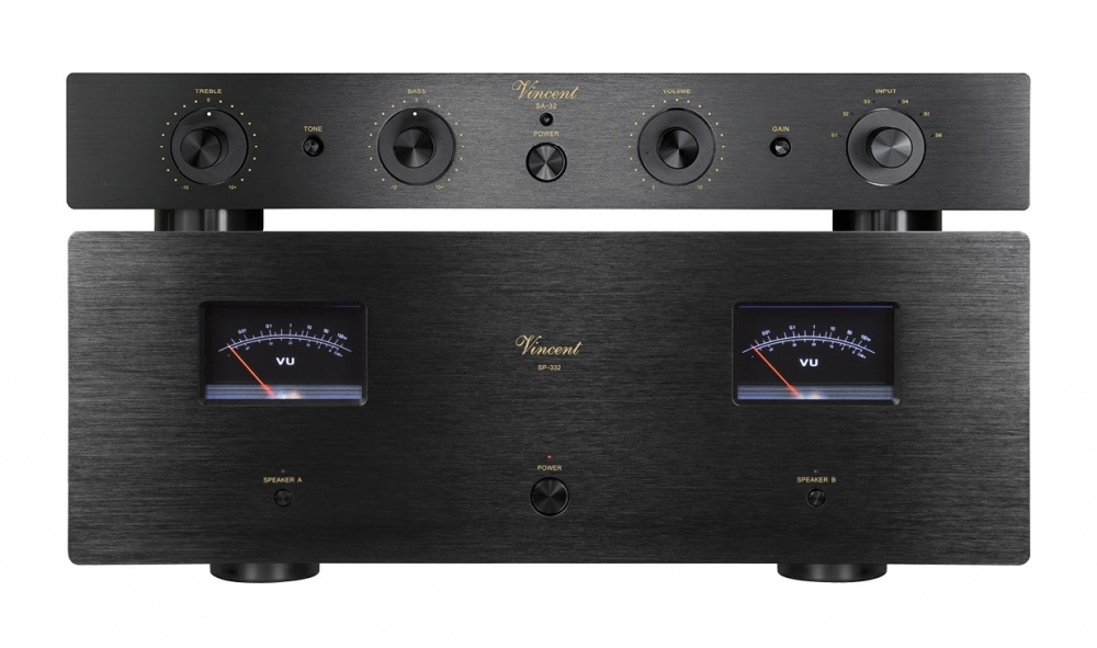 En svart stereokombo med kontroller och VU-mätare.