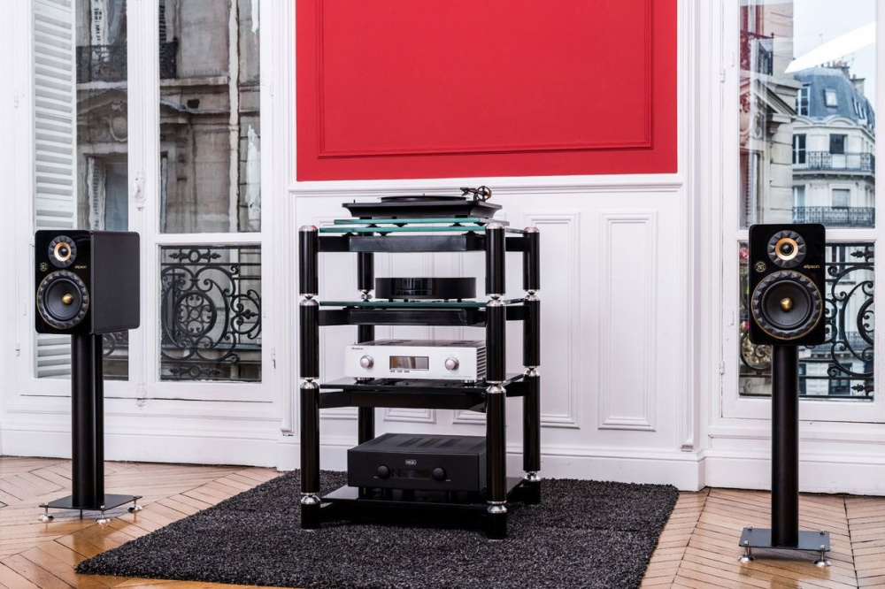 Hifi-rack med ljudutrustning, skivspelare och högtalare i elegant inredning.