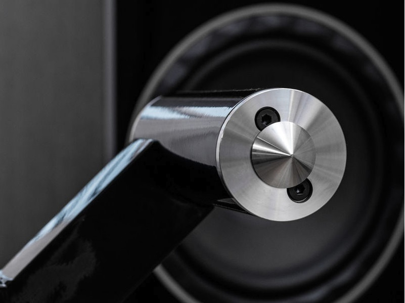 En elegant del av ett hifi-rack med metallisk finish.