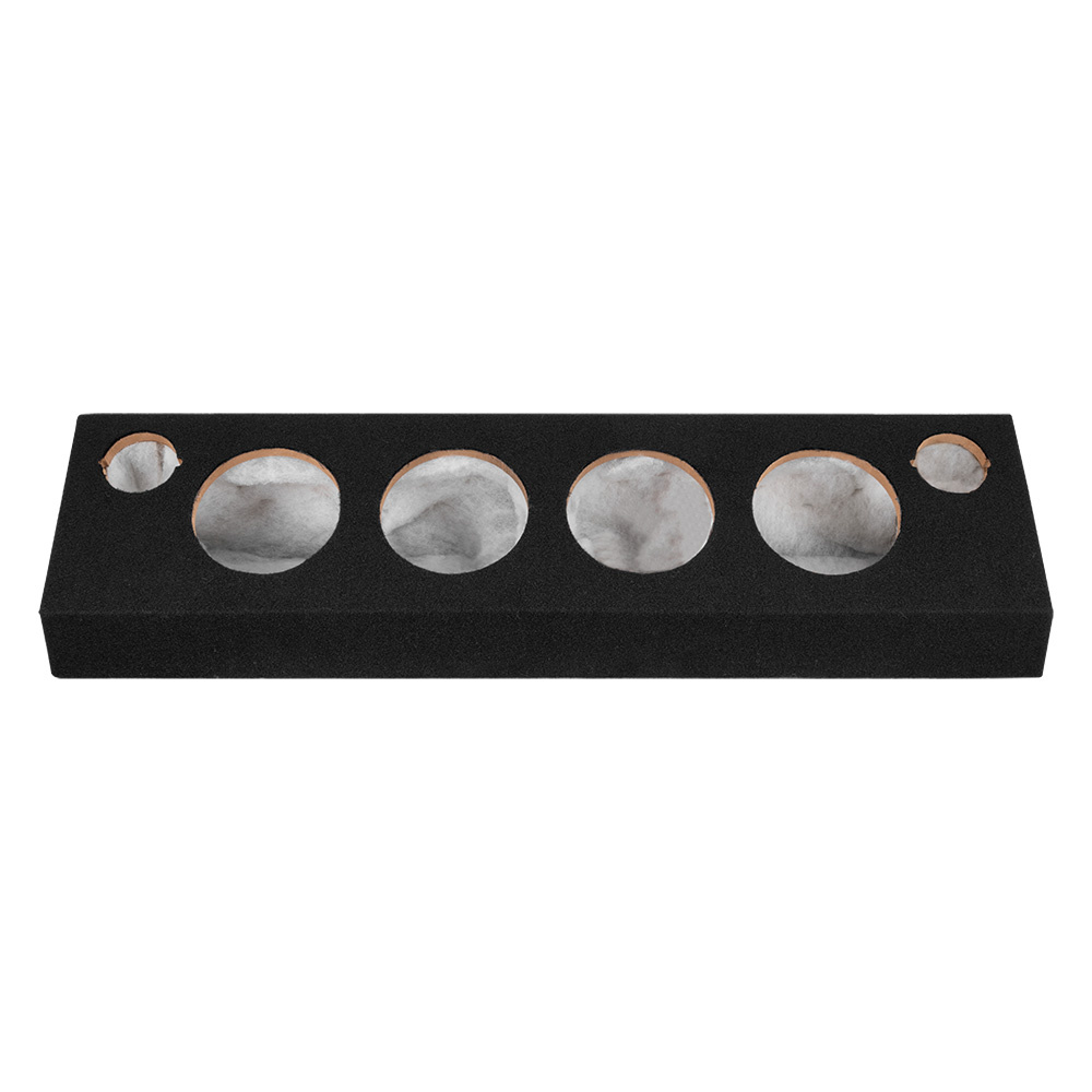 Raggarplanka för subwoofers, svart med fyra högtalarutskärningar.