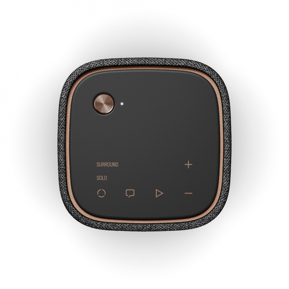 En svart ljudkontroll med knappar och en volymreglering.