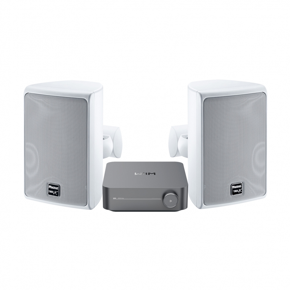 Vit utomhushögtalare med grå förstärkare, hållare och nätaggregat.