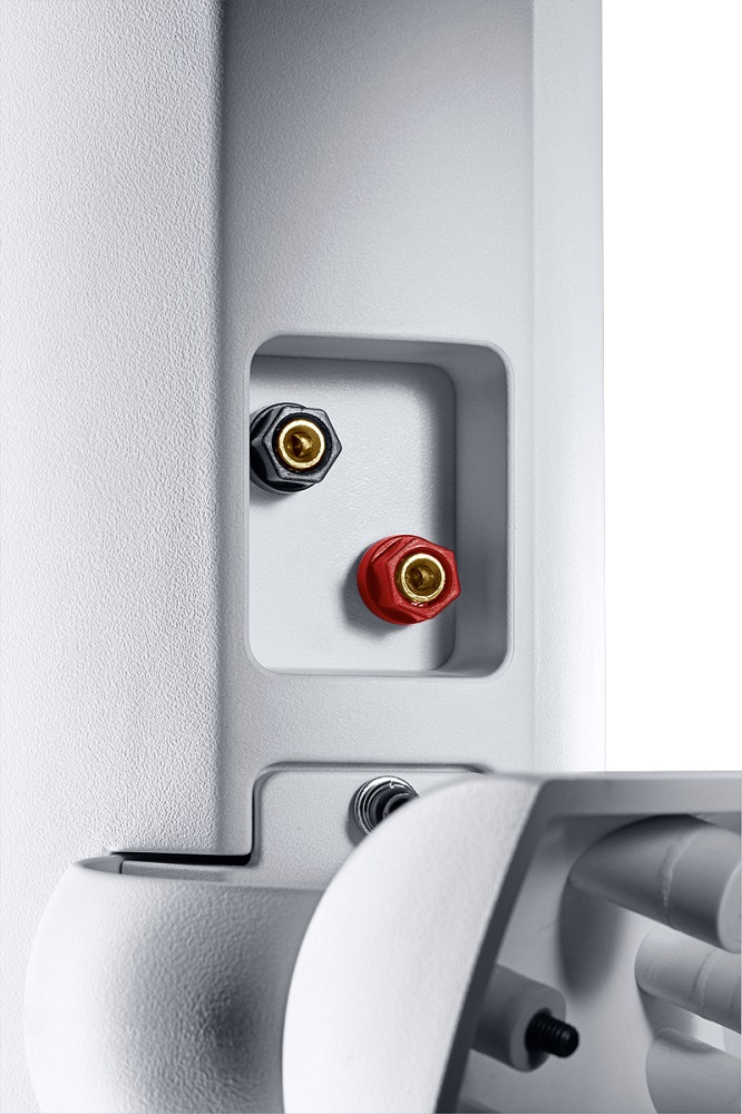 En detaljbild av anslutningar på en vit utomhushögtalare.