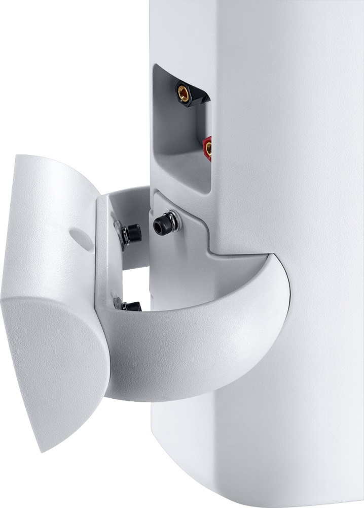 En vit utomhushögtalare med anslutningsportar.