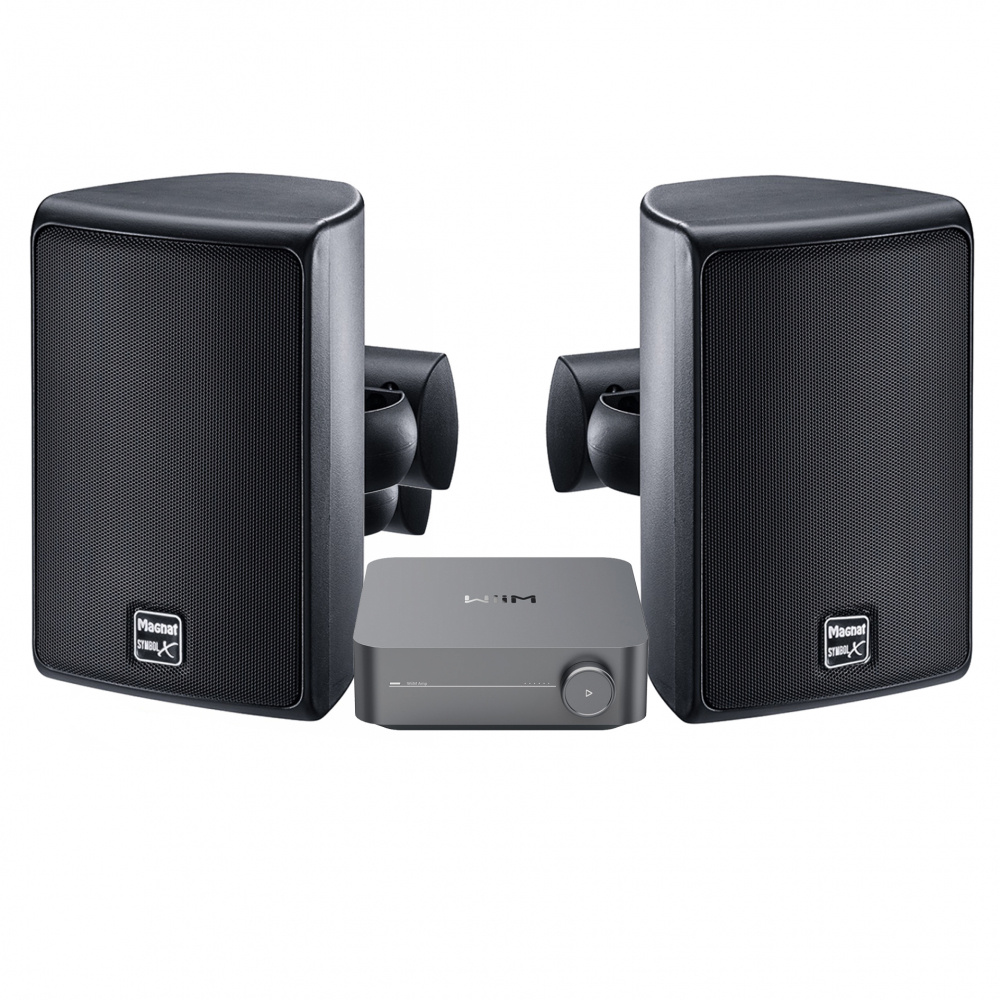 Högtalare och förstärkare i svart för utomhusbruk.