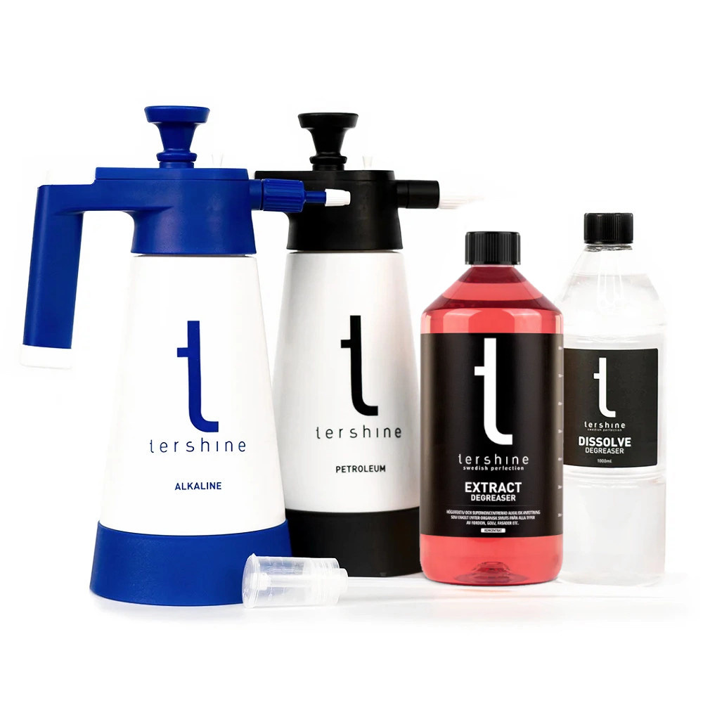 Fyra flaskor med olika rengörings- och avfettningsprodukter.