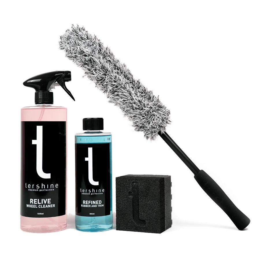 Däck- och fälgrengöringspaket med sprayflaskor och ett rengöringsverktyg.