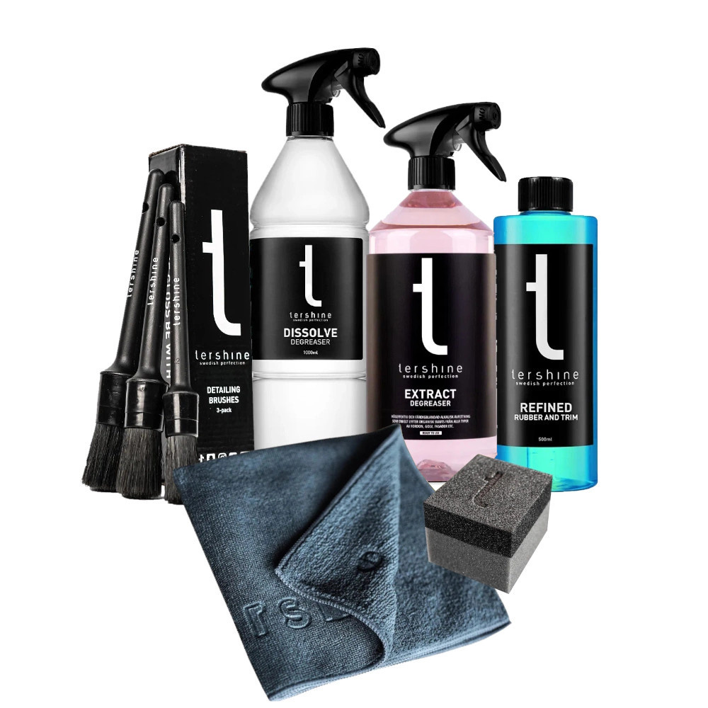 Motortvättspaket med rengöringsmedel, borstar och mikrofiberduk.