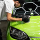 Tershine Lackskyddspaket, Polering & coating En person polerar en grön bil med professionell utrustning och produkter.