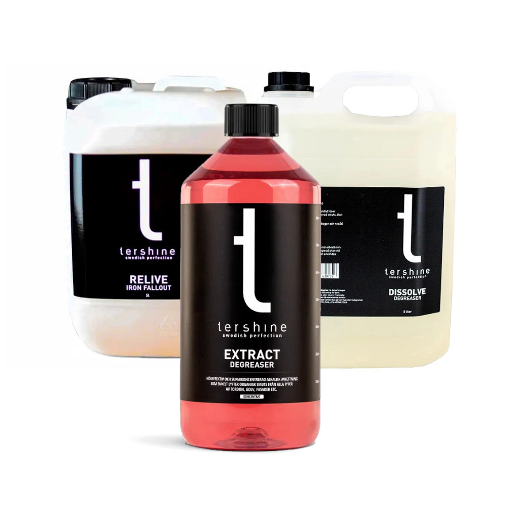 Tre flaskor med rengöringsprodukter för bilvård i olika storlekar.