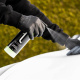 Tershine Refill-paket, påfyllnad av keramiskt tvättmedel & skydd En person sprayar keramiskt tvättmedel på en bil.