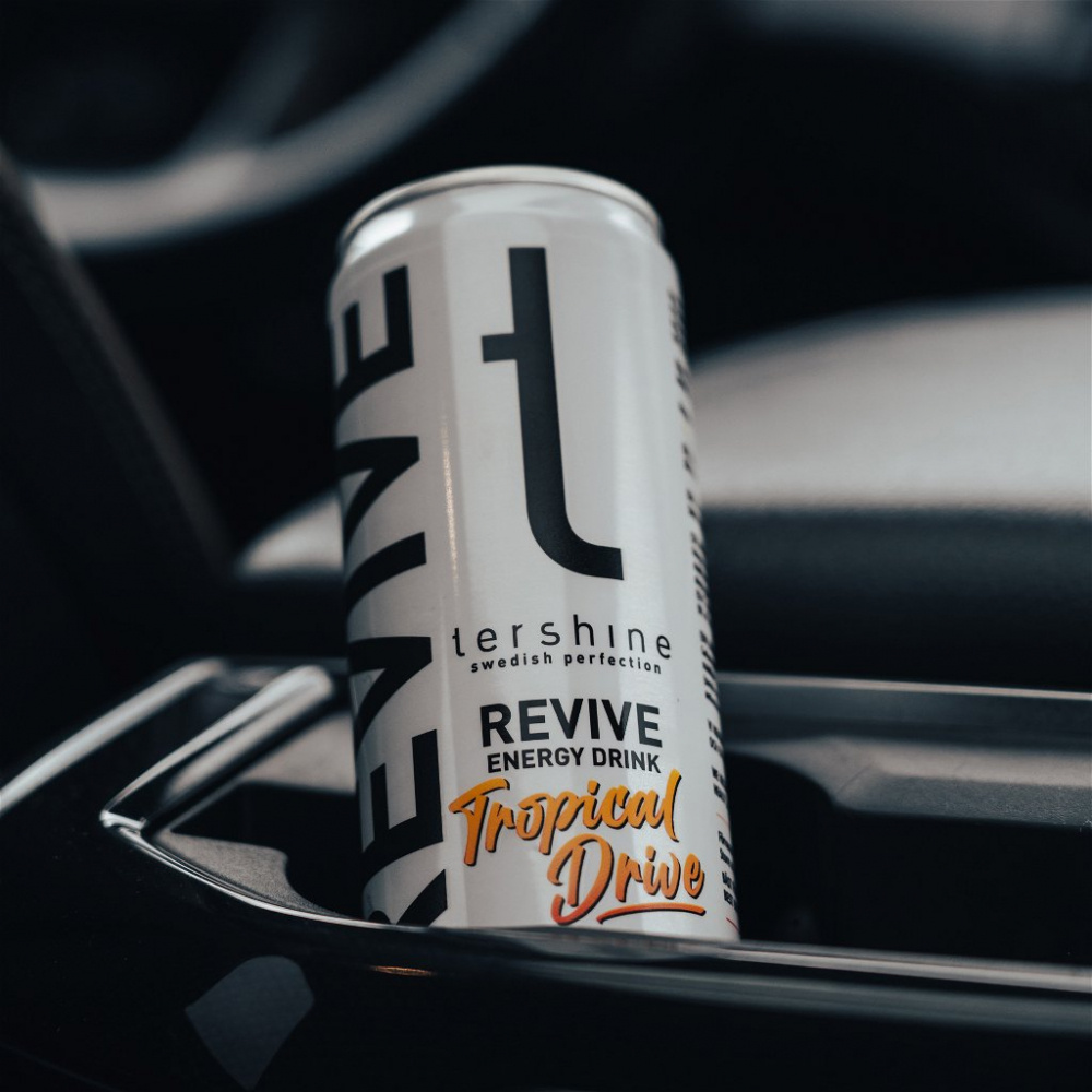 En aluminiumburk med energidryck i en bils kopphållare.