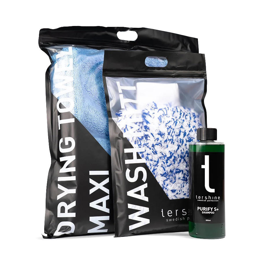 Tvättpaket med schampo och handdukar för bilvård.