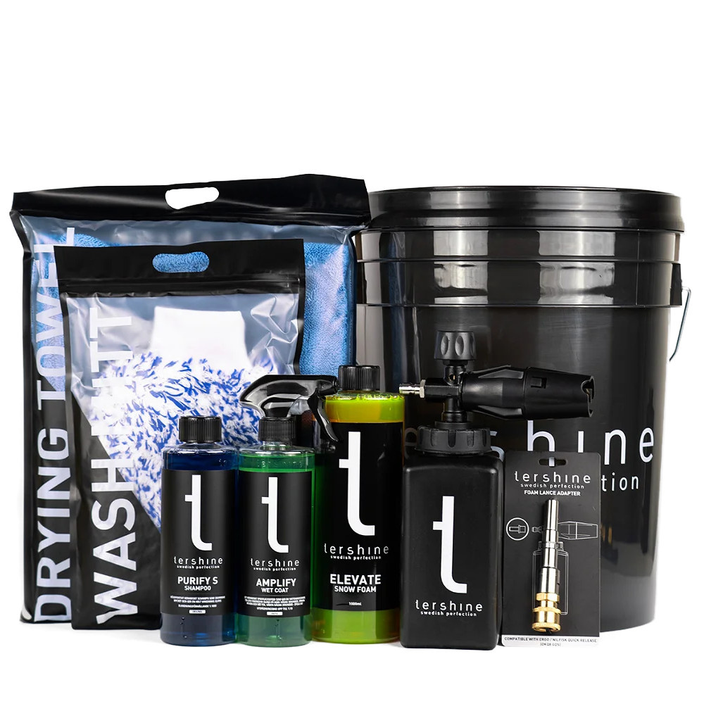 Ett rengöringspaket med olika produkter för sommarskötsel av fordon.