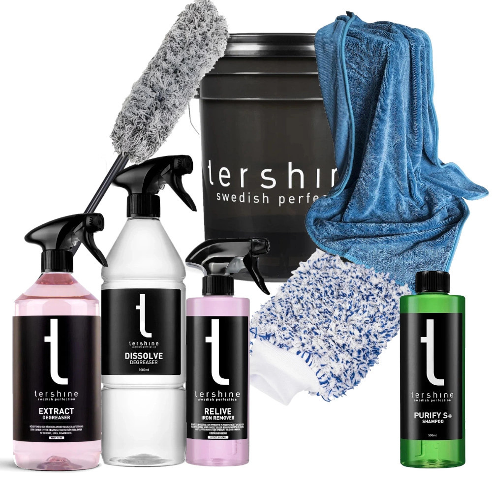 Tvättpaket med rengöringsmedel och tillbehör för bilvård.