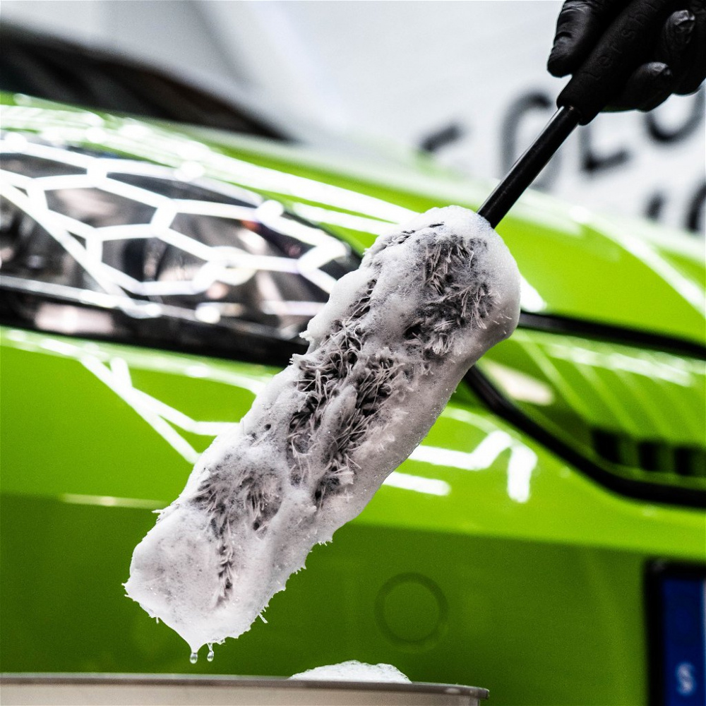 Smutsig bil med fläckar och snuskhål, visar behov av rengöring.