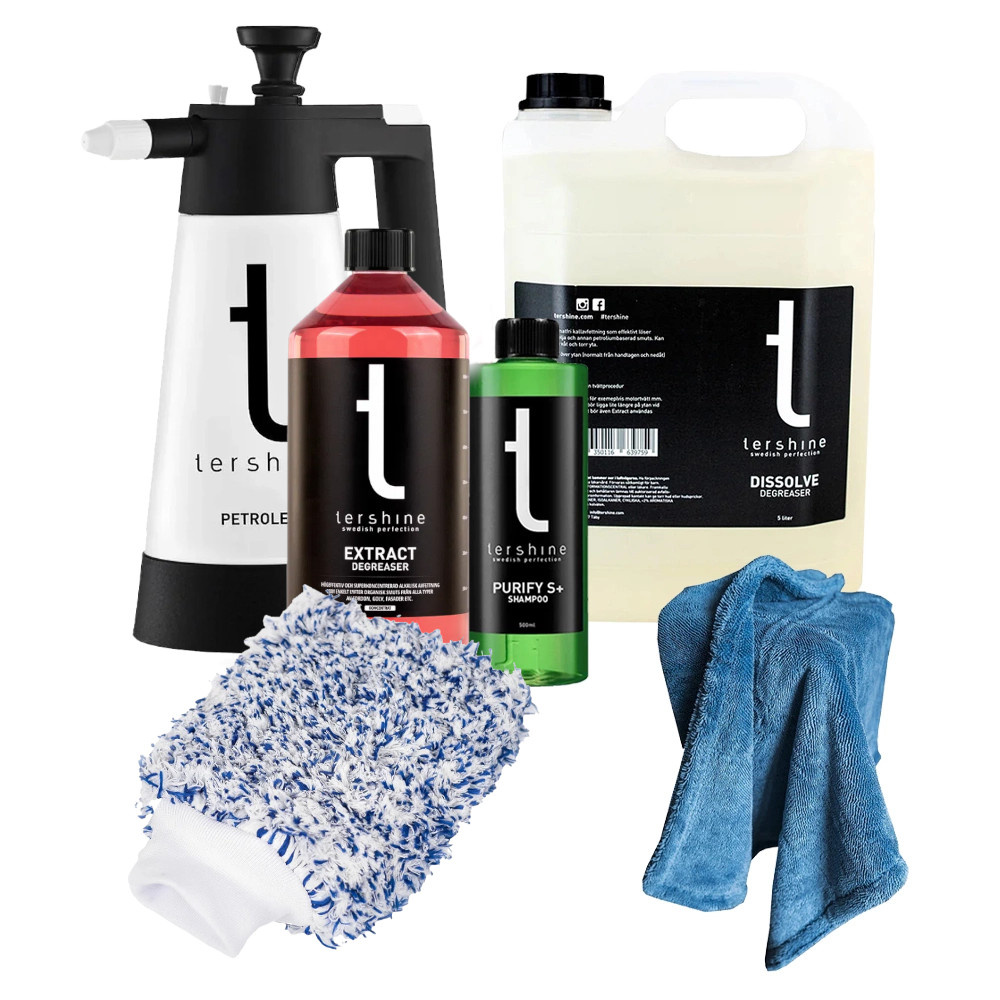 Rengöringspaket med flaskor, spray, handduk och svamp för vintervård av bilar.