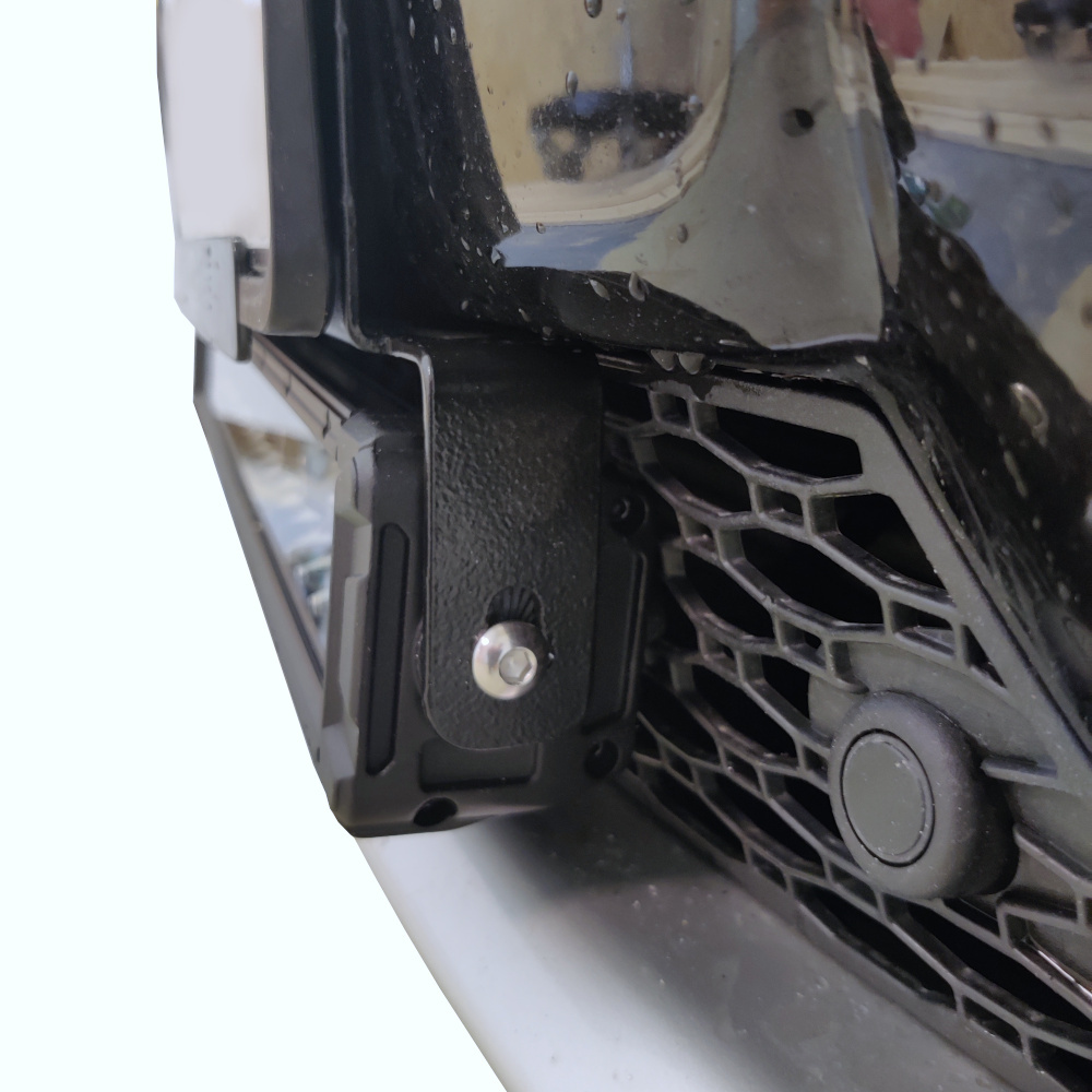 LED-fäste monterat på bilens frontgaller.