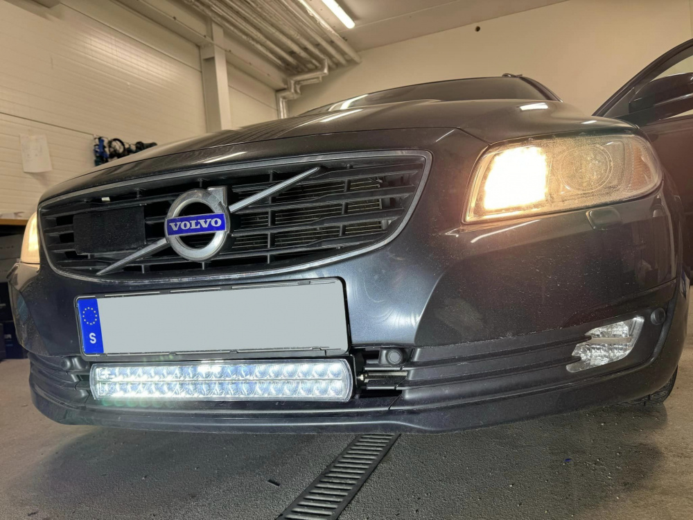 En Volvo med NIZLED LED-ramp monterad under fronten.