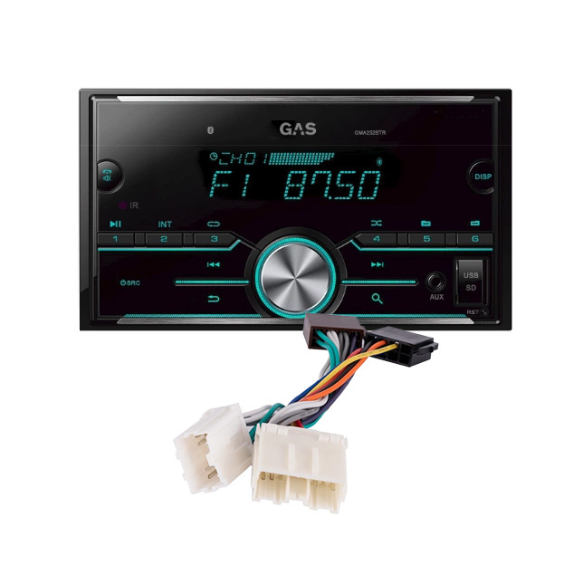 Bild av en bilstereo med digital display och anslutningskablar.