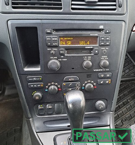 Bilens instrumentpanel med radio, klimatanläggning och växelspak.