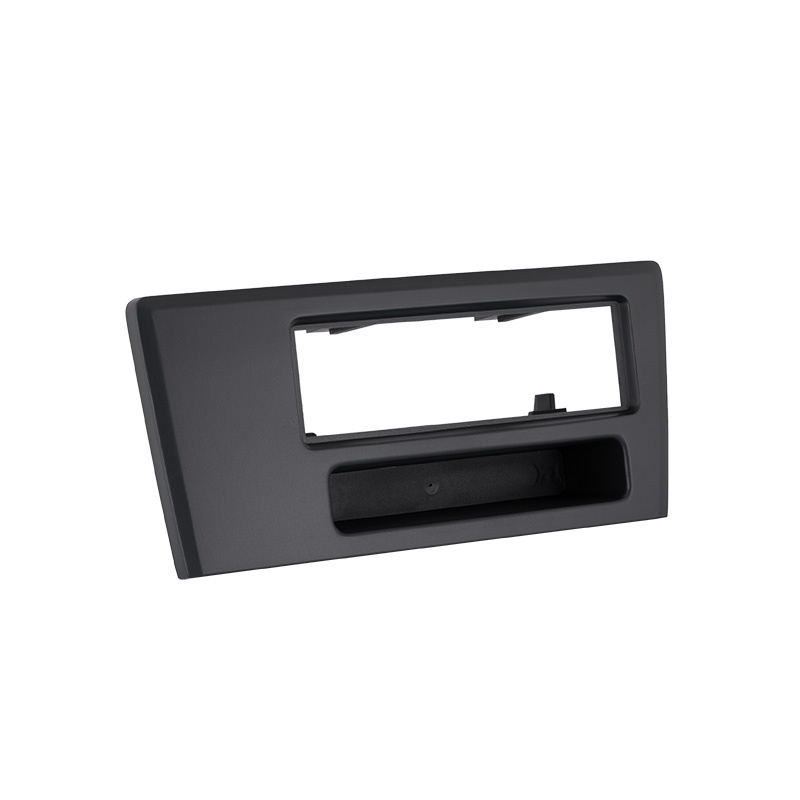 En svart plastpanel för bilinstallation, modell anpassad för specifika Volvo-bilar.