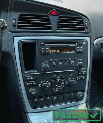 Instrumentbräda med radio, klimatkontroll och parkeringsassistent.