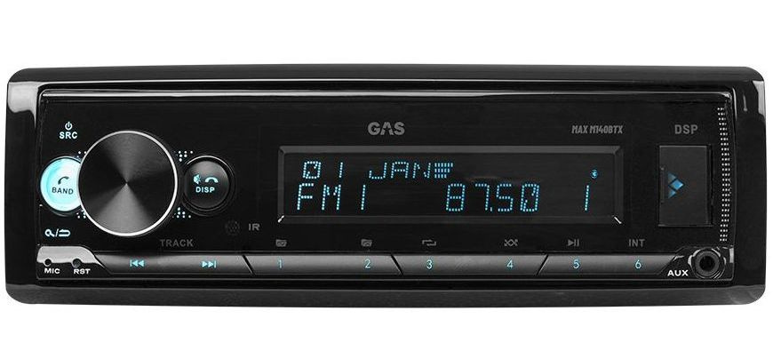 En bilradio med display och knappar för ljudinställningar.