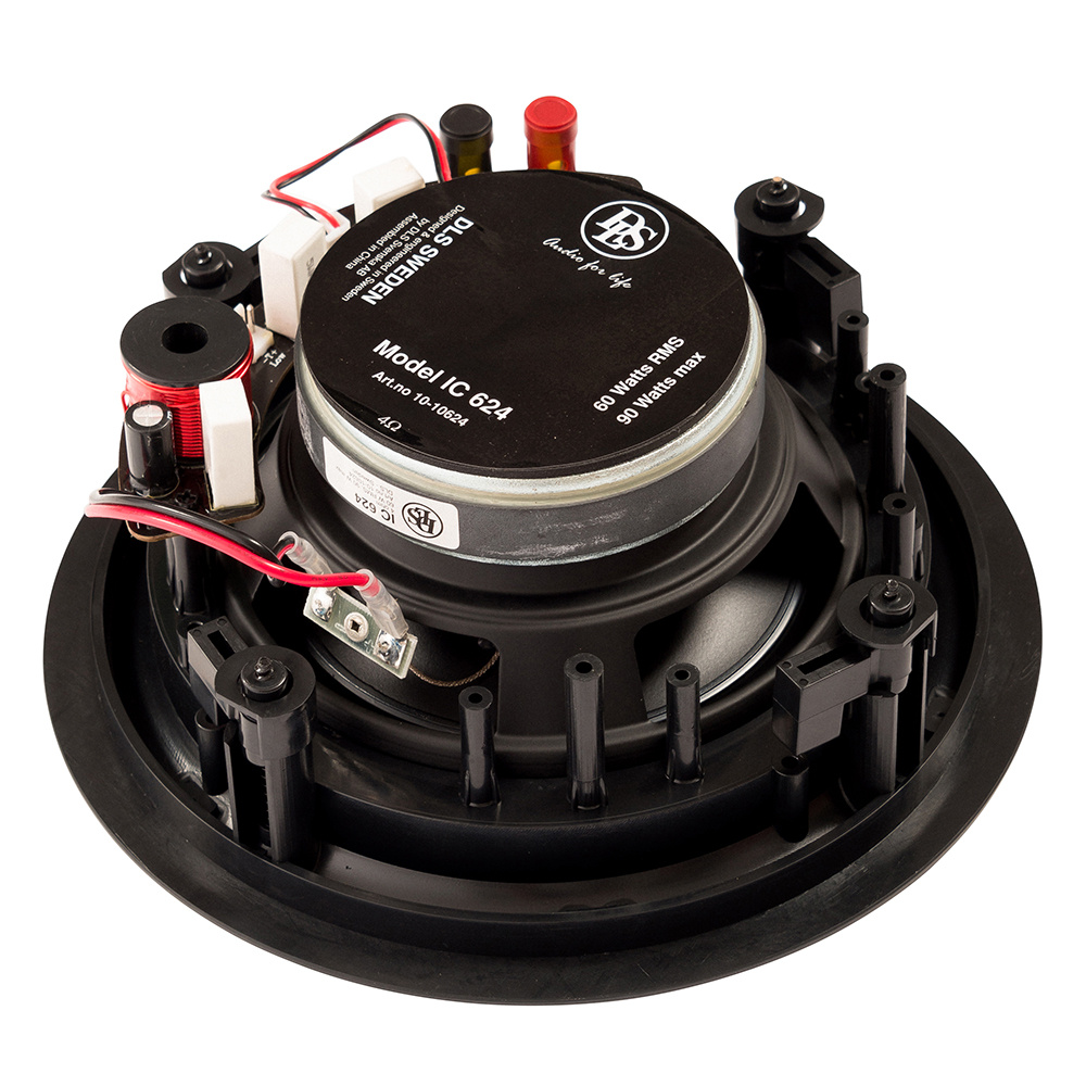 En högtalare med komponenter och kablar synliga, designad för installation.