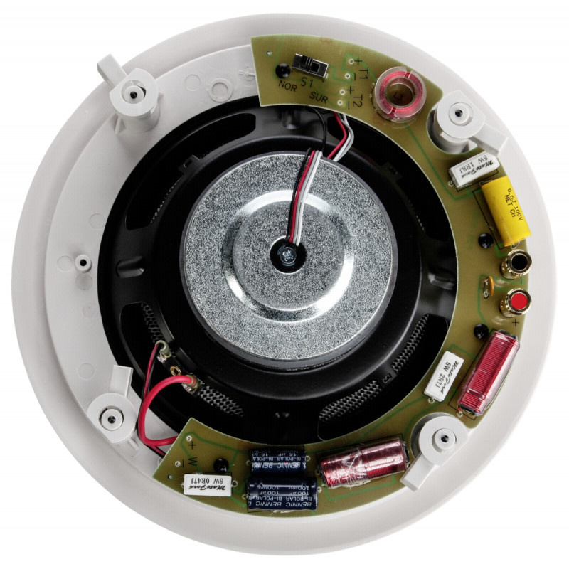 En rund högtalare med interna komponenter och kablar synliga.