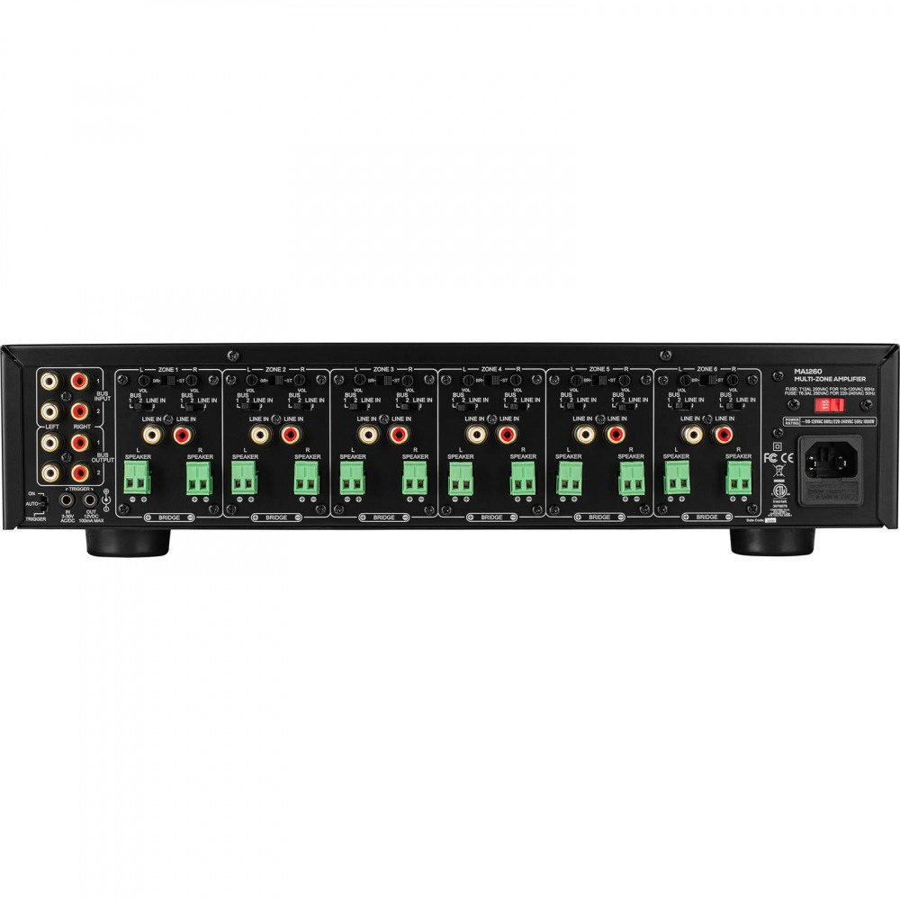 En svart förstärkare med insatser och anslutningar bakpå.