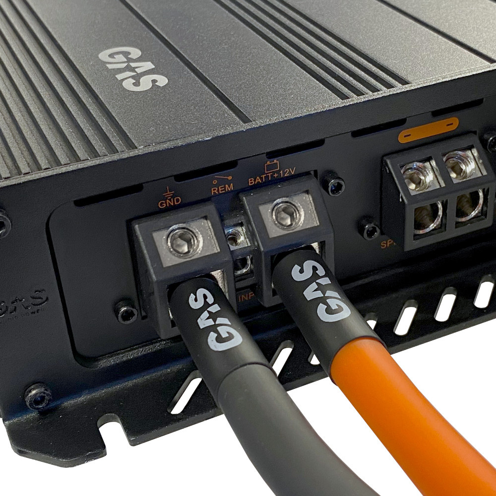 Visar en enhet med anslutningar för kablar och hylsor.