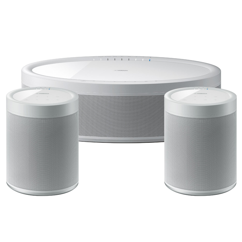 Högtalarsystem i vitt med en större och två mindre enheter.
