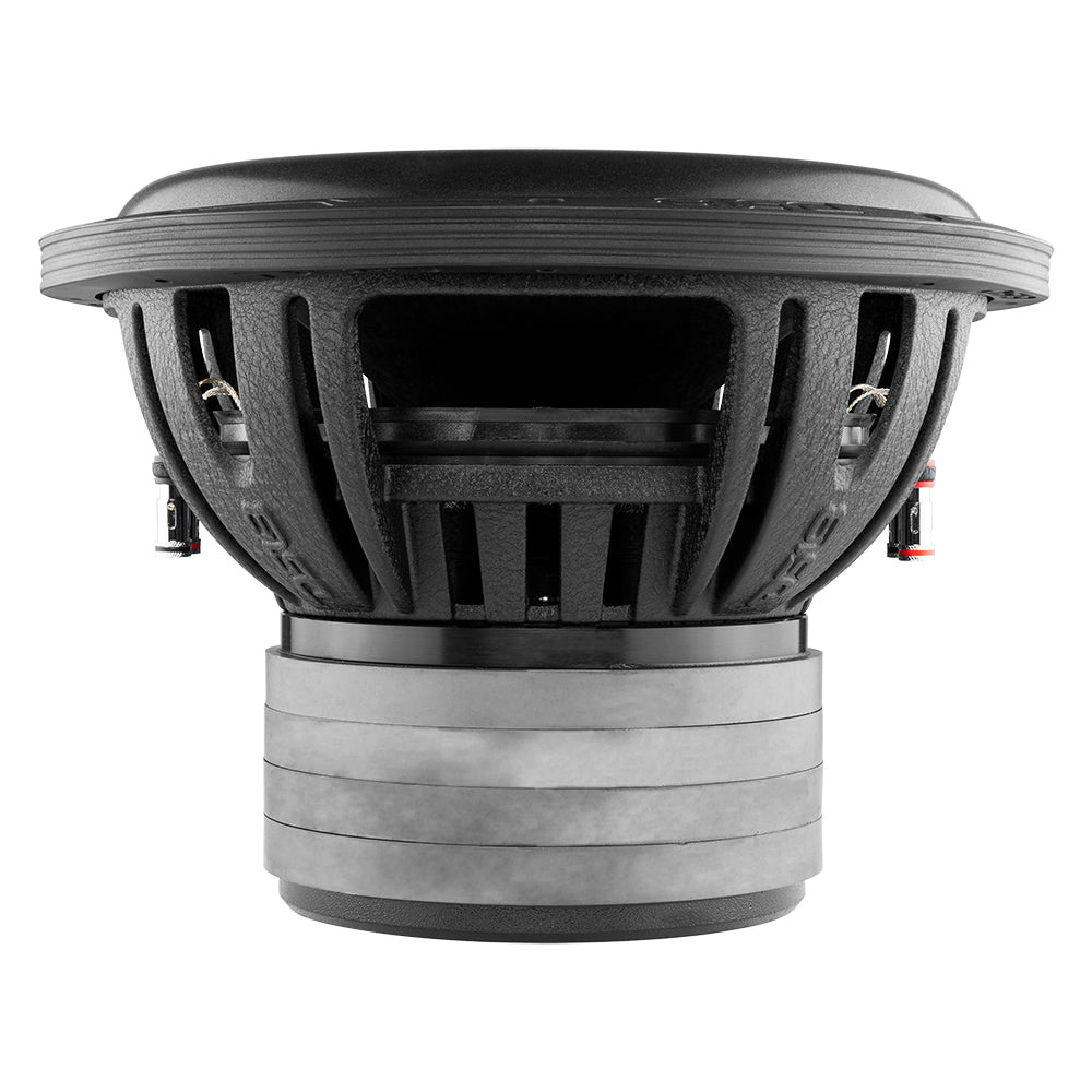 Subwoofer med kraftig magnet och ventilationsöppningar för bättre ljud.